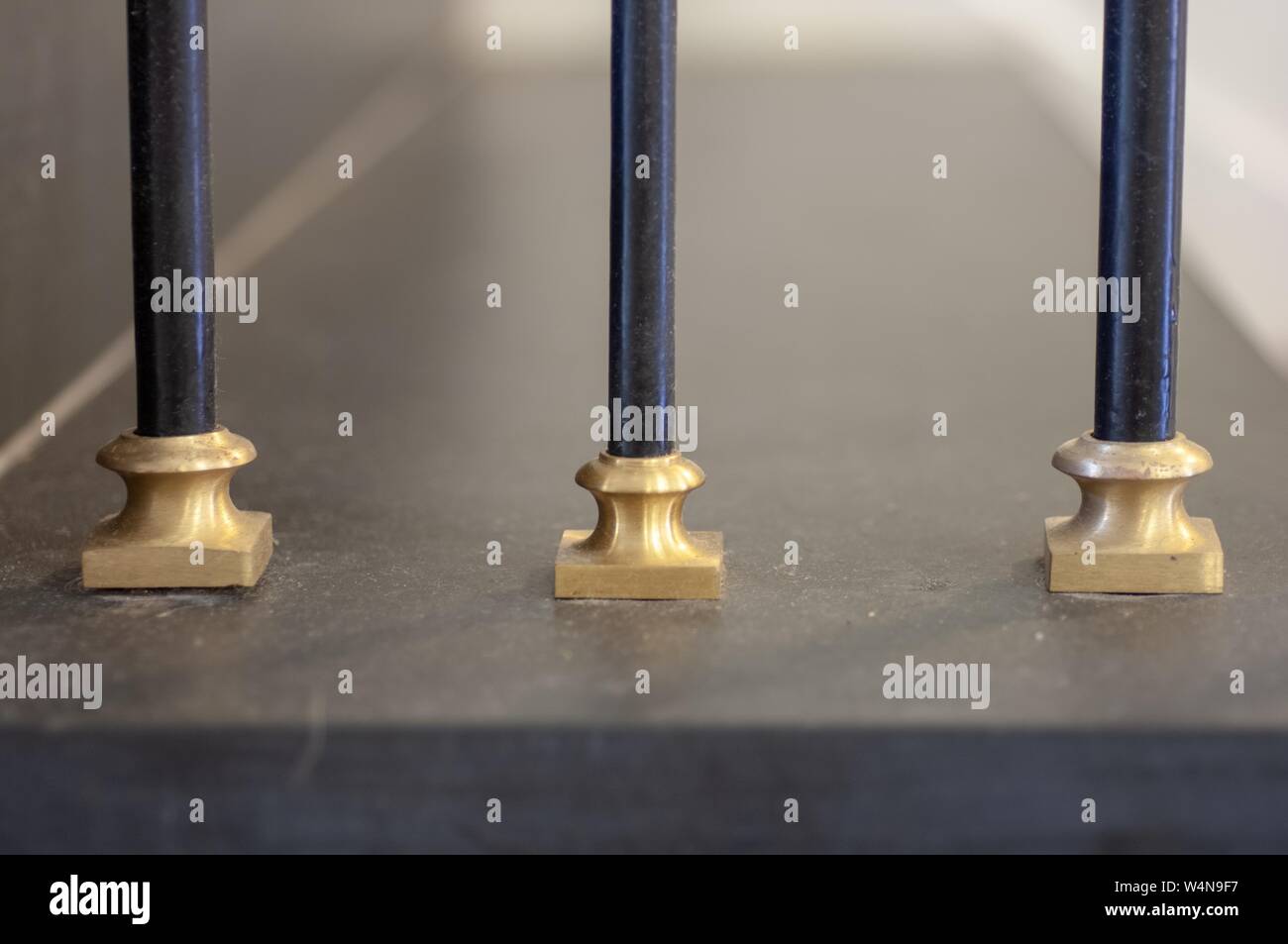 Close-up of brass basé sur un montage d'escalier balustres dans Clark Hall, dans la Whiting School of Engineering de l'Université Johns Hopkins, Baltimore, Maryland, le 2 juin 2006. À partir de la collection photographique de Homewood. () Banque D'Images