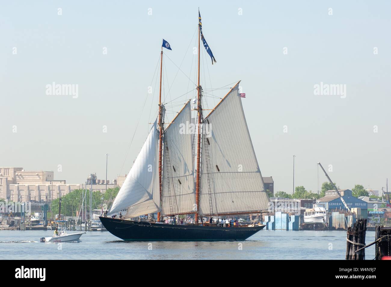 Photo de profil d'une goélette à deux-mâts ou Baltimore Clipper, participant à la parade de la voile, dans la baie de Chesapeake, Baltimore, Maryland, le 4 mai 2006. À partir de la collection photographique de Homewood. () Banque D'Images