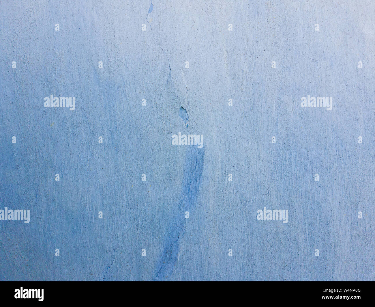 Blue lime texture de revêtement sur le vieux mur texture avec une fente au milieu. Abstract grunge, en stuc plâtre rustique au style rétro. Banque D'Images