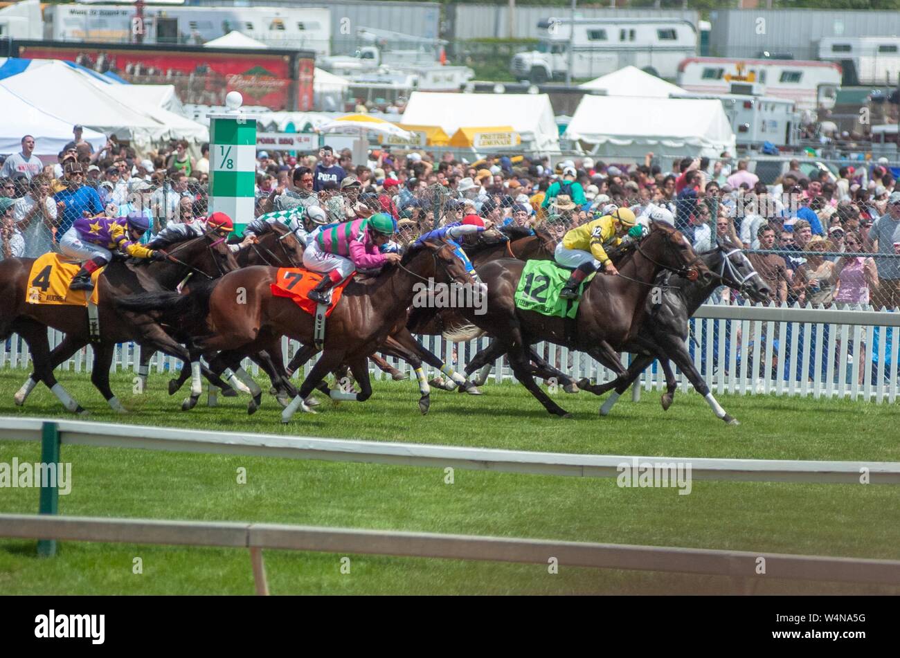 Les spectateurs montent leurs chevaux jockeys montre autour de la piste pendant la Preakness, au Pimlico Race Course, Baltimore, Maryland, le 20 mai 2006. À partir de la collection photographique de Homewood. () Banque D'Images