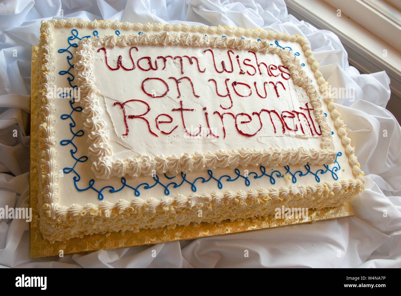 Capture D Un Grand Angle D Un Gateau Avec Le Sentiment Vœux Chaleureux A Votre Retraite Au Cours D Une Partie De La Retraite De Peter Petersen Professeur A L Ecole D Etudes Professionnelles Dans L Entreprise