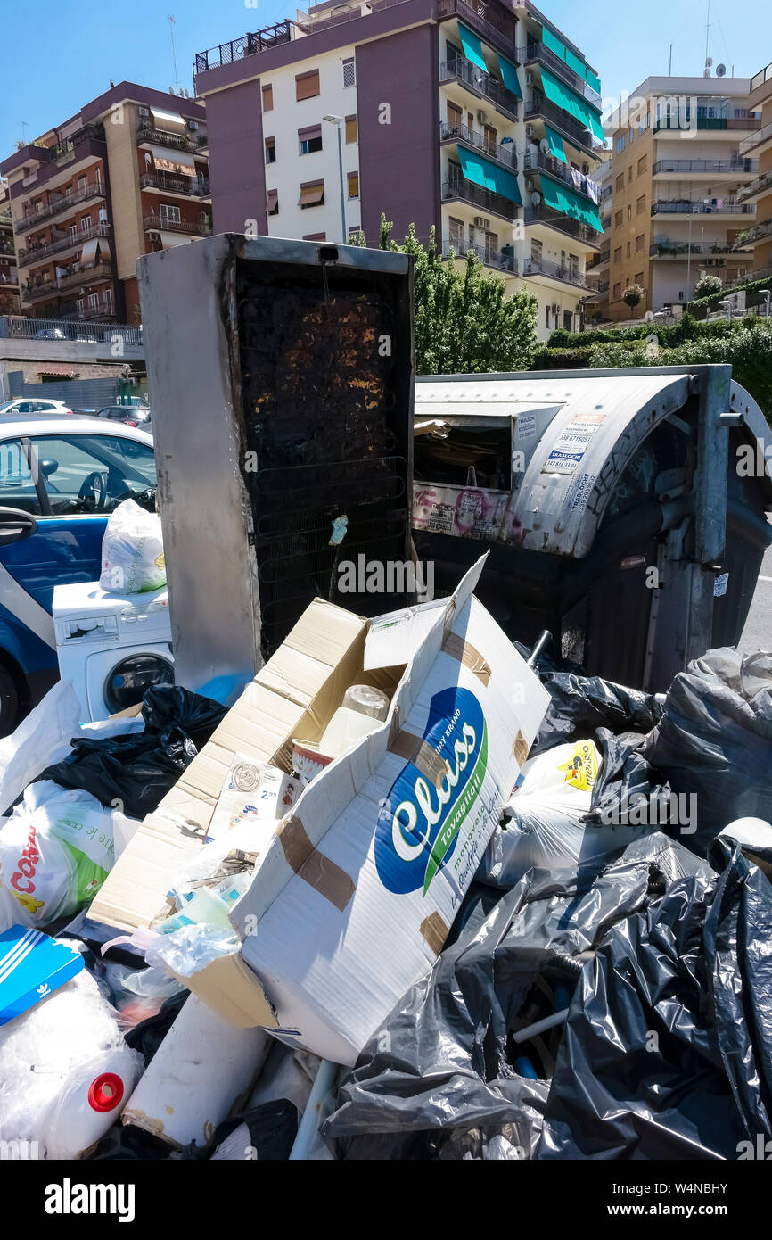 Des piles de déchets dans les rues en raison des poubelles de fullers, devant les immeubles de condominiums. L'incivilité, la grossièreté et la saleté. Rome, Italie, Europe, UE. Banque D'Images