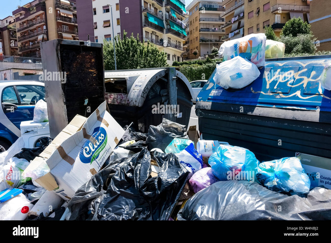 Des piles de déchets dans les rues en raison des poubelles de fullers, devant les immeubles de condominiums. L'incivilité, la grossièreté et la saleté. Rome, Italie, Europe, UE. Banque D'Images