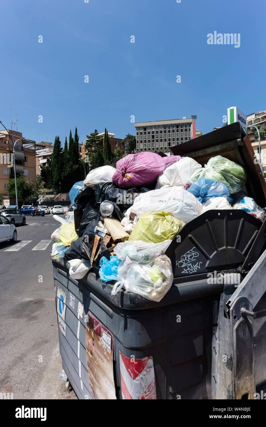Corbeille pleine d'ordures devant des immeubles d'appartements en copropriété. Les poubelles poubelles débordent. L'incivilité, de l'impolitesse et de la saleté. Rome, Italie, Europe Banque D'Images