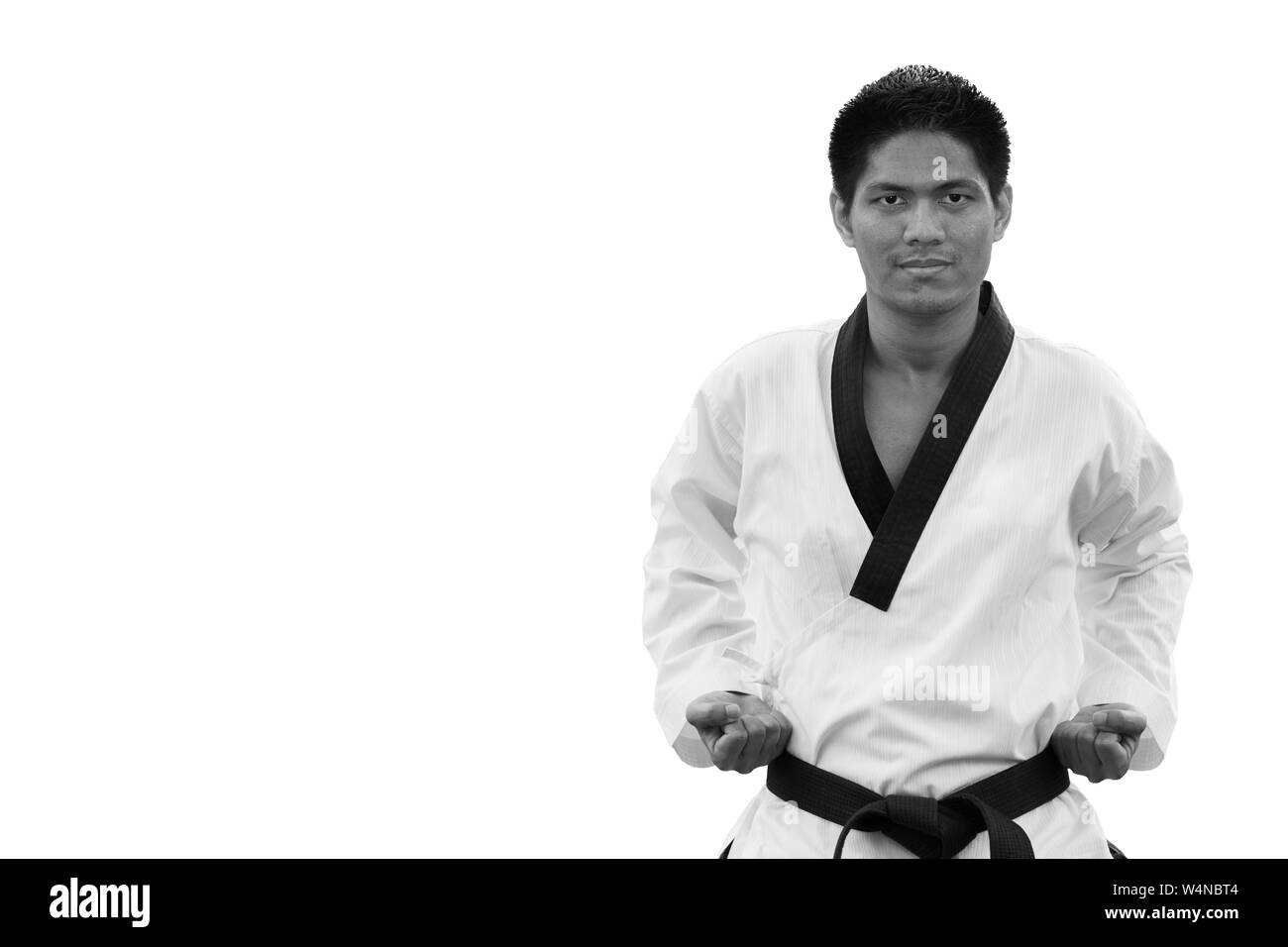 Taekwondo ceinture noire homme isolé sur fond blanc avec clipping path Banque D'Images