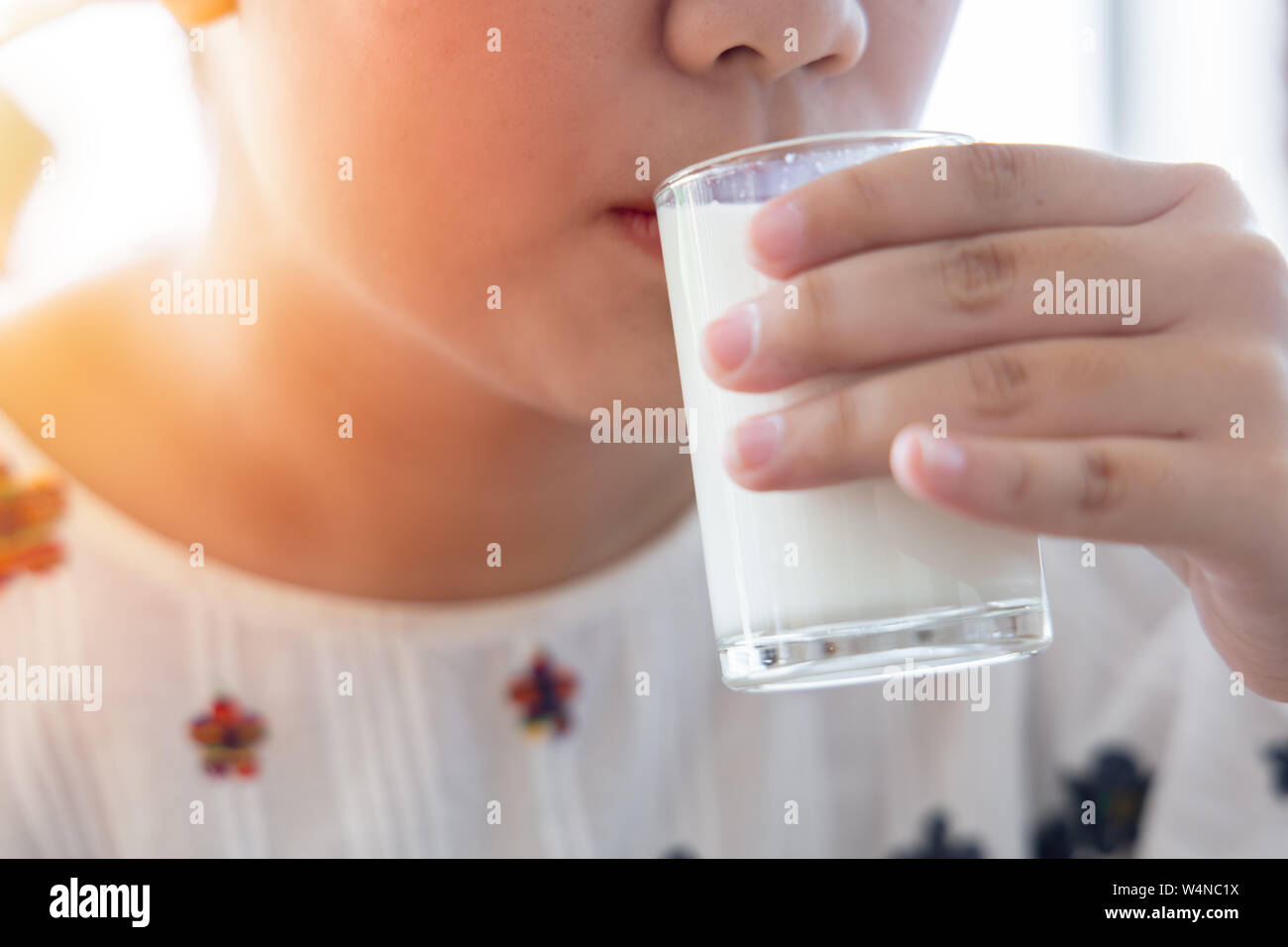 Grosse fille Teen boire du lait de vache ou de lait en bonne santé, le lait de chèvre. Banque D'Images