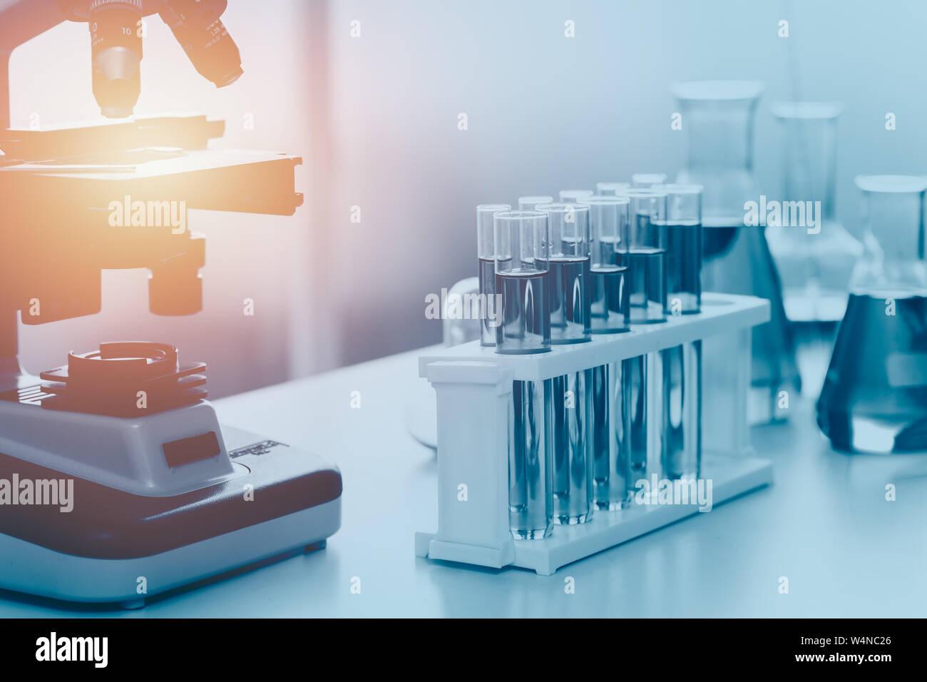 Équipements de laboratoire médical Science avec microscope pour l'arrière-plan Banque D'Images