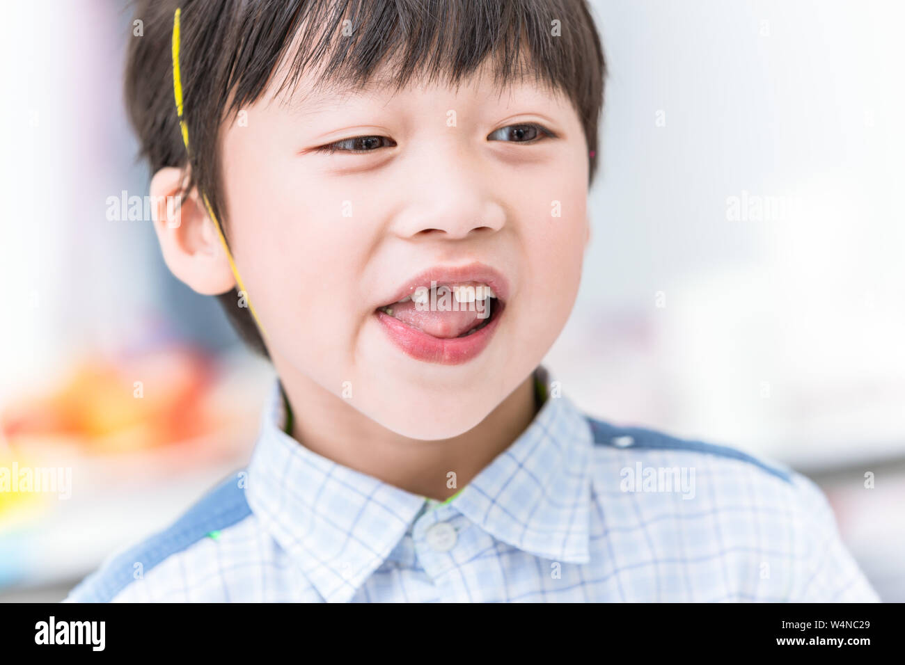 Garçon dent perdue font. Manque de dents chez les enfants ou problème dentaire Banque D'Images
