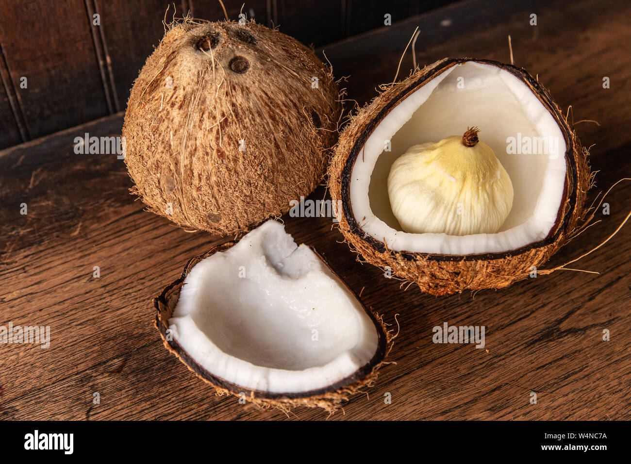Apple Coco à l'intérieur sain gras riche en gras saturés sur table rustique en bois de coco Banque D'Images