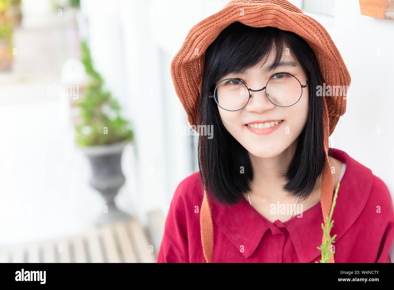 Jeune Vendeuse de lunettes portrait sourire Banque D'Images