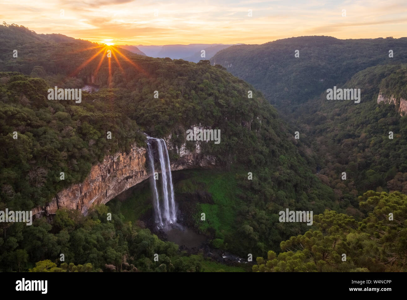 Coucher du soleil vu du point de vue du Caracol Falls park. Canela, Rio Grande do Sul, Brésil. Banque D'Images