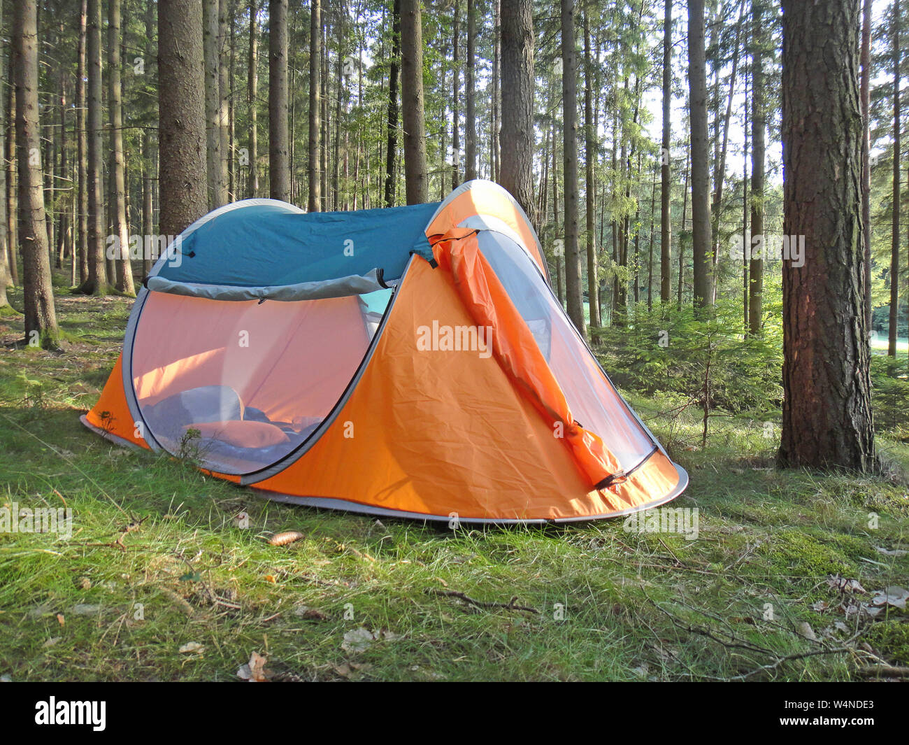 Deux secondes tente de camping en forêt wold contexte fine art tirages de haute qualité produits Banque D'Images