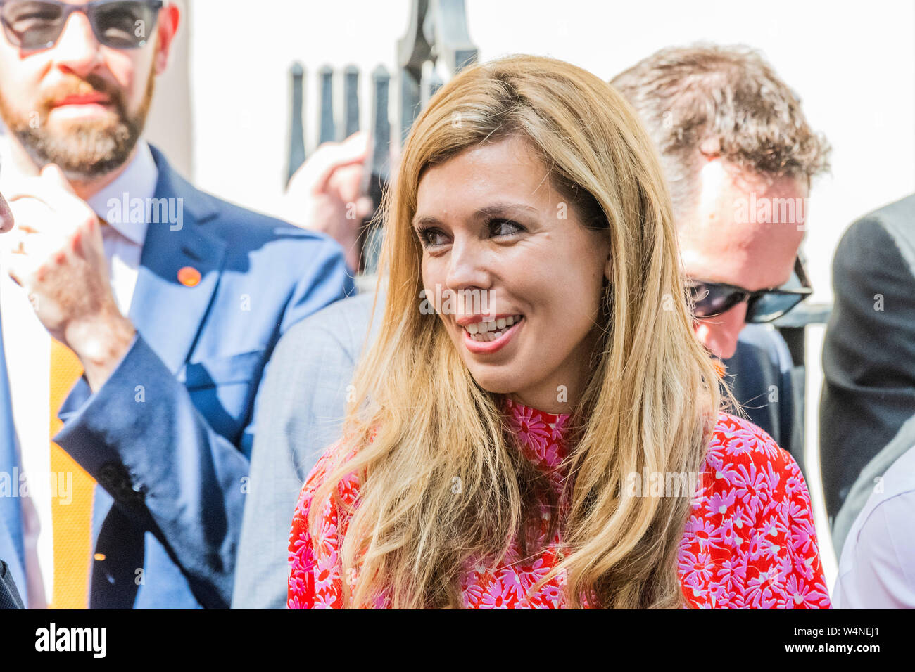 Downing Street, London, UK. 24 juillet, 2019. Carrie Symonds, Boris's partner, attend avec son équipe ooutside numéro 11 - Boris Johnson, le nouveau Premier Ministre, arrive à Downing Street. Il s'agit d'un remplacement pour Theresa peut après qu'elle a démissionné. Crédit : Guy Bell/Alamy Live News Banque D'Images