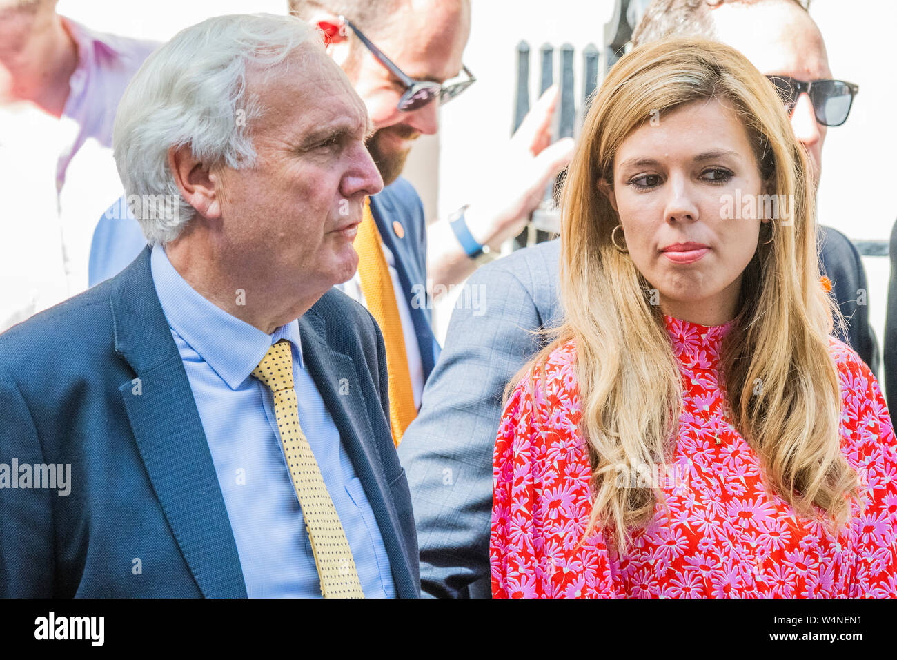 Downing Street, London, UK. 24 juillet, 2019. Carrie Symonds, Boris's partner, attend avec son équipe ooutside numéro 11 - Boris Johnson, le nouveau Premier Ministre, arrive à Downing Street. Il s'agit d'un remplacement pour Theresa peut après qu'elle a démissionné. Crédit : Guy Bell/Alamy Live News Banque D'Images
