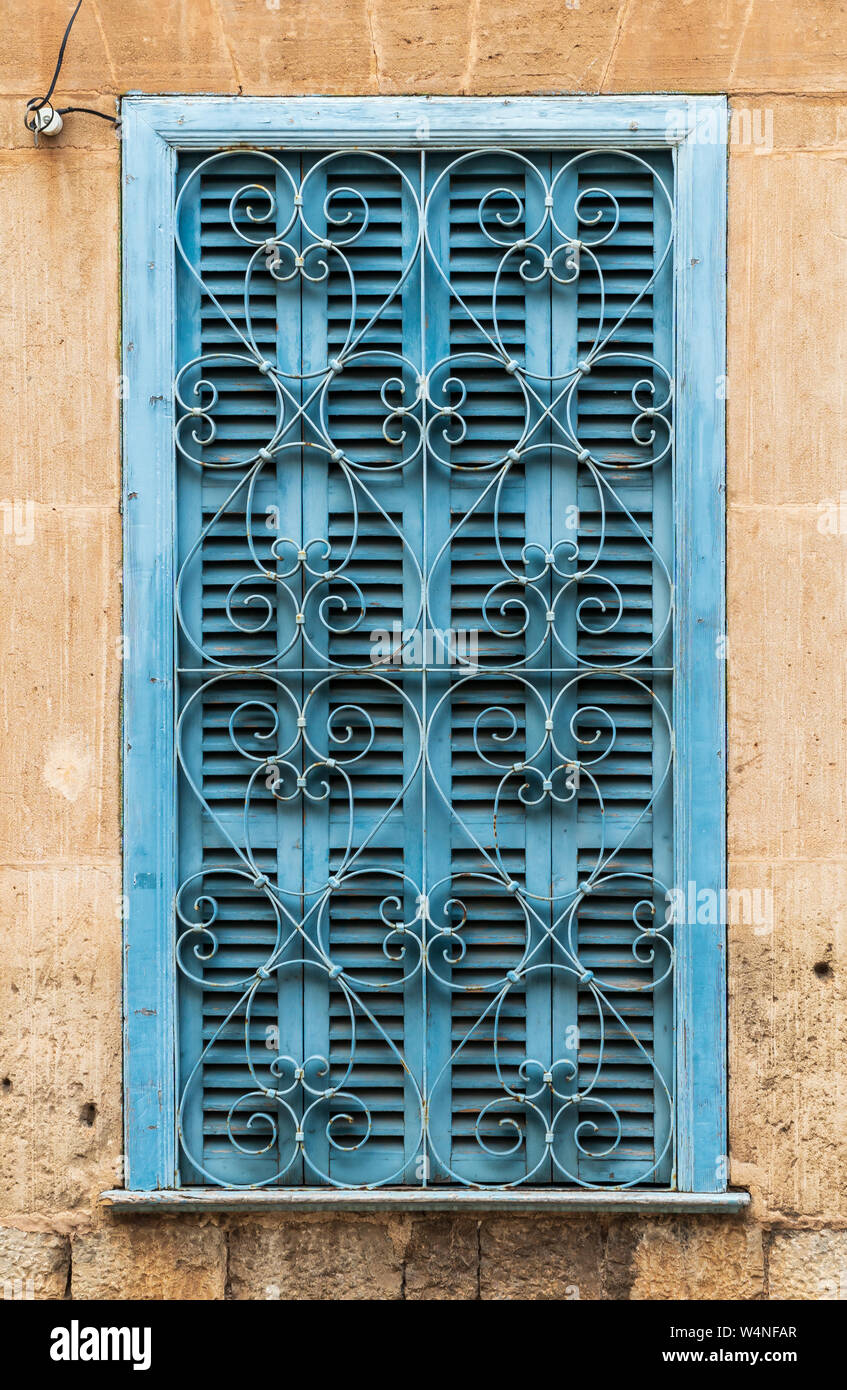 Volets turquoise avec grille de fenêtre en forme de cœur à Valldemossa, Majorque, Espagne - Vue de face, format vertical Banque D'Images