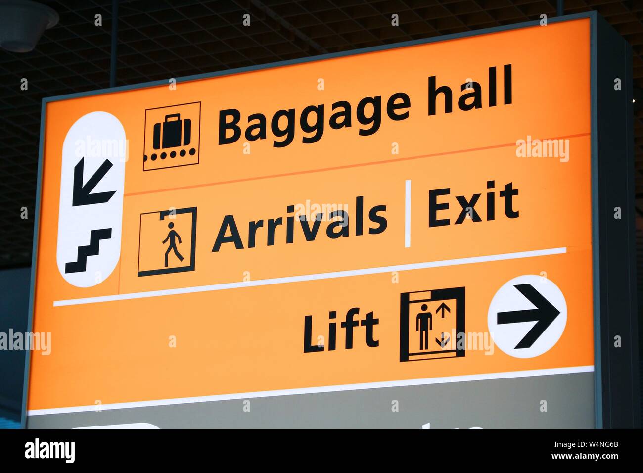 La signalisation de l'aéroport générique à Amsterdam. Un témoin lumineux. Salle des bagages, arrivées et quitter. Banque D'Images
