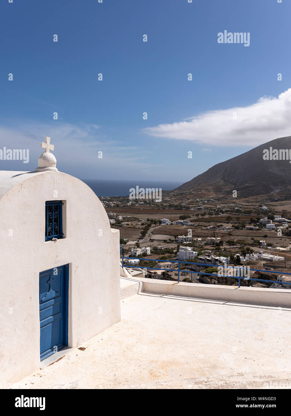 Vue sur la mer dernière petite église creusée dans la roche en Exo Gonia Banque D'Images