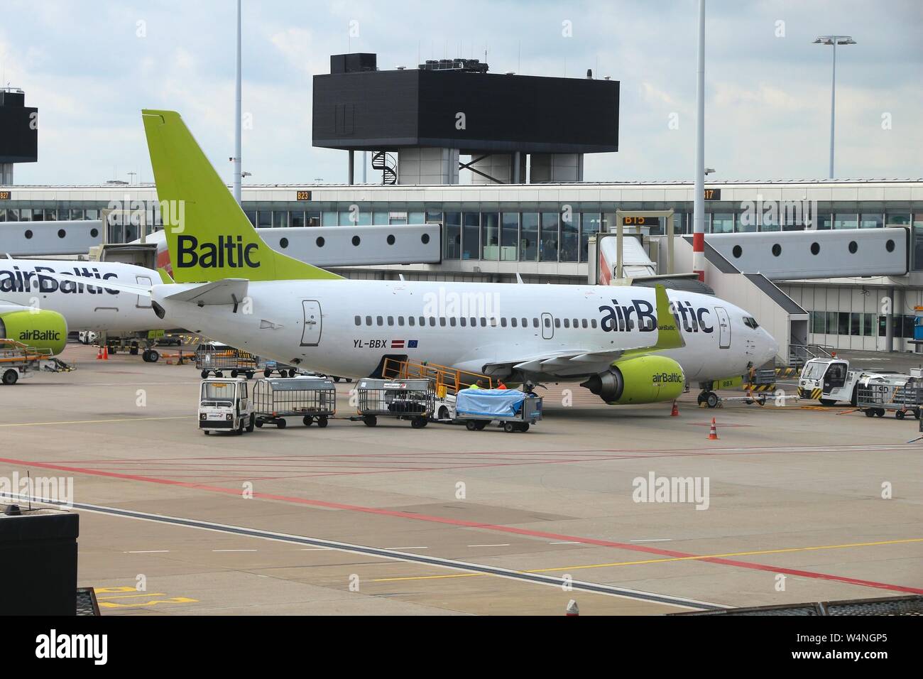 AMSTERDAM, Pays-Bas - 11 juillet 2017 : Air Baltic Boeing 737 à l'aéroport de Schiphol à Amsterdam. Schiphol est le 12e aéroport le plus fréquenté au monde avec Banque D'Images