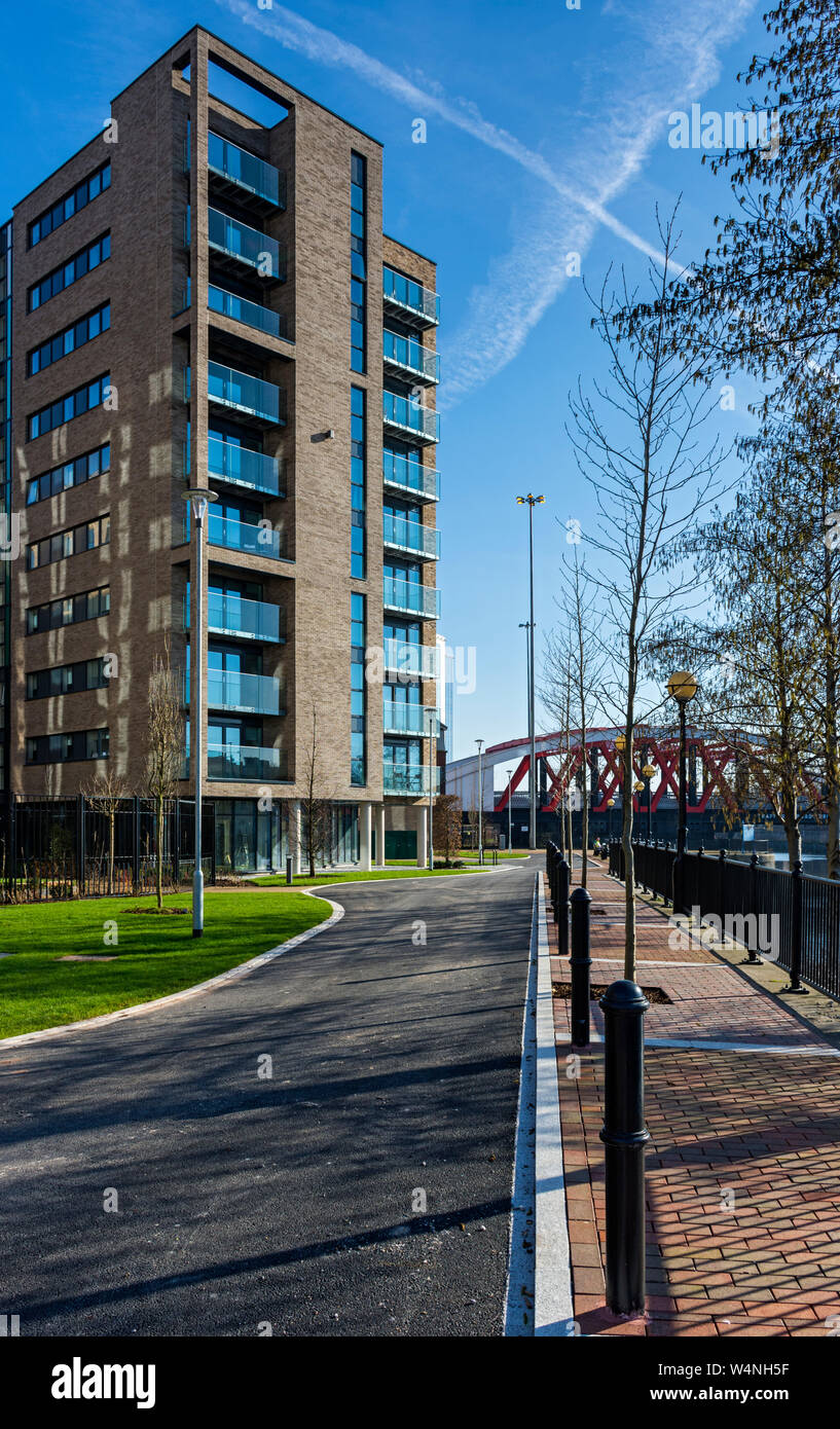 Les Clippers Quay, blocs d'appartement par le Manchester Ship Canal, Salford Quays, Manchester, Angleterre, RU Banque D'Images