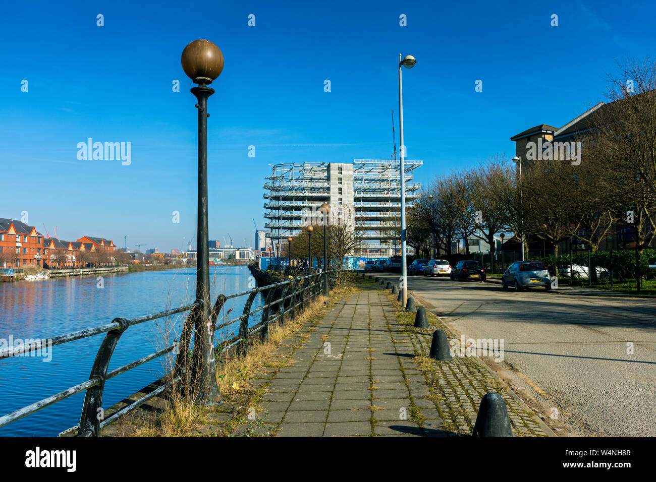 L'un des X1 Eaux Manchester les immeubles à appartements en construction, par le Manchester Ship Canal, l'île de Pomona, Manchester, Angleterre, RU Banque D'Images