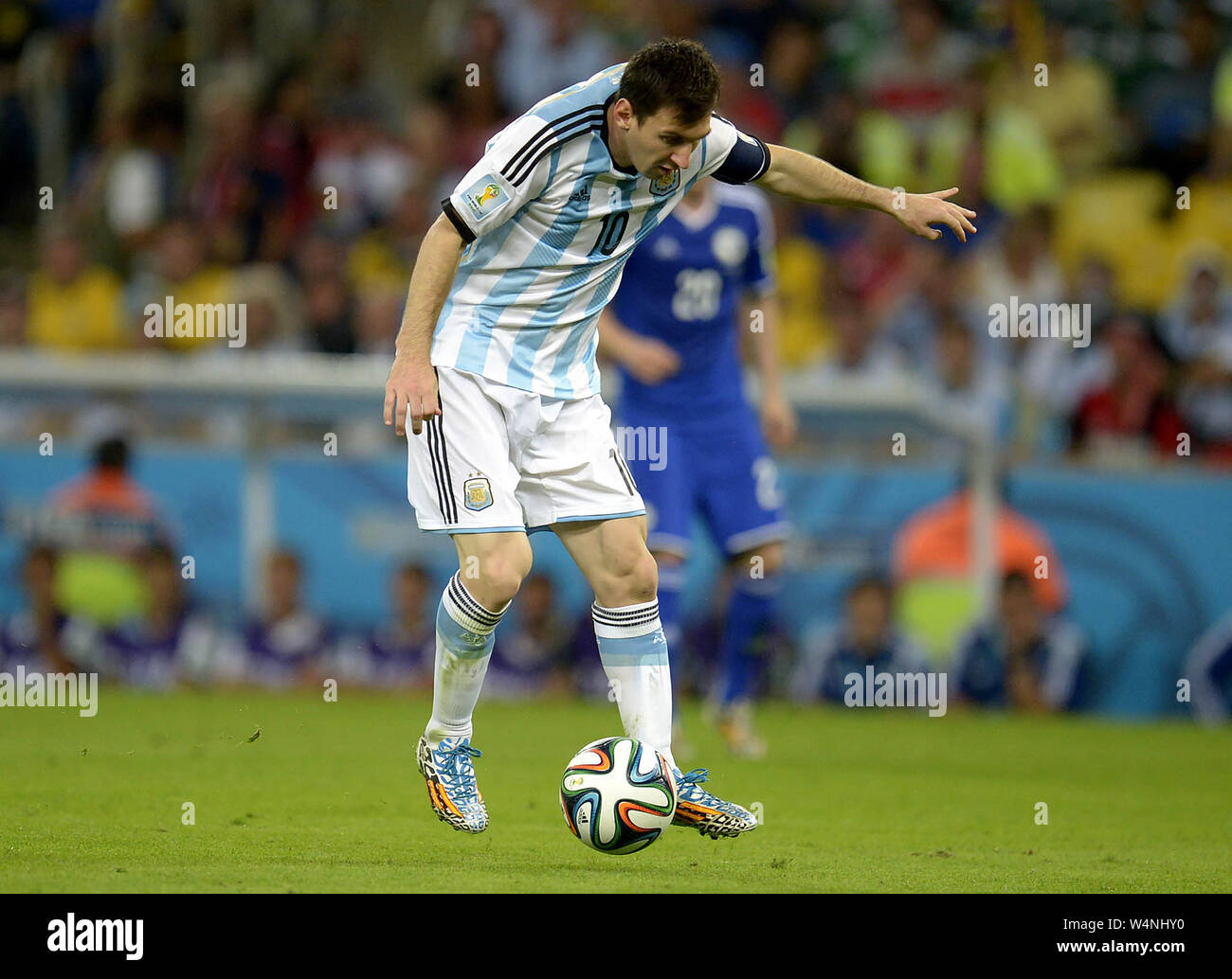 Joueur de football argentin Leonel Messi, pendant le match de l'Argentine contre la Bosnie pour la Coupe du Monde de 2014, au stade du Maracanã, dans la ville de Rio de Jane Banque D'Images