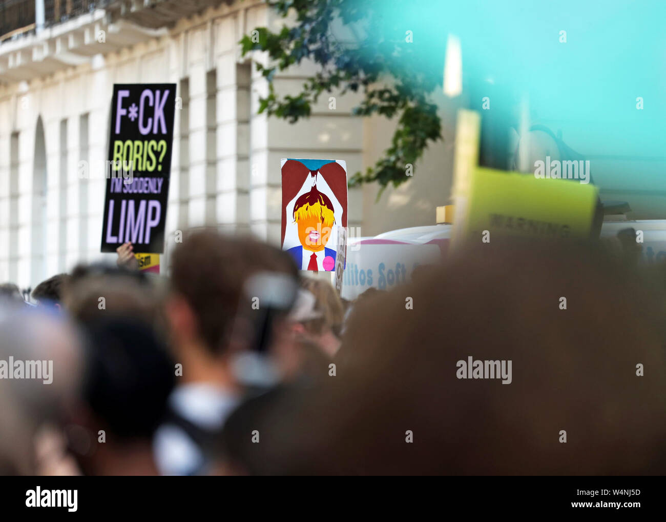 Remarque SUR LA LANGUE DES SIGNES une protestation anti-Boris Johnson à Russell Square, Londres le jour où il devient premier ministre. Banque D'Images