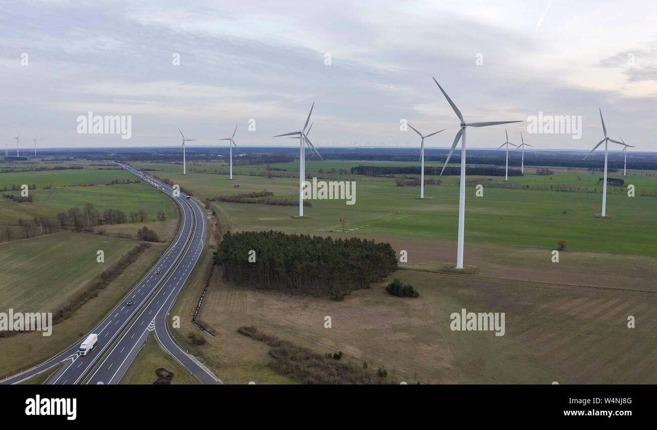 Les éoliennes et les champs agricoles un jour d'été - la production d'énergie avec l'énergie propre et renouvelable - vue aérienne Banque D'Images