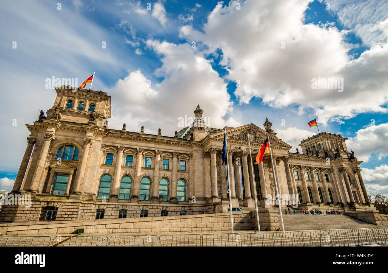 Vue panoramique de la célèbre place Gendarmenmarkt à Berlin Concert Hall et cathédrale allemande dans la lumière du soir d'or au coucher du soleil avec ciel bleu et Banque D'Images