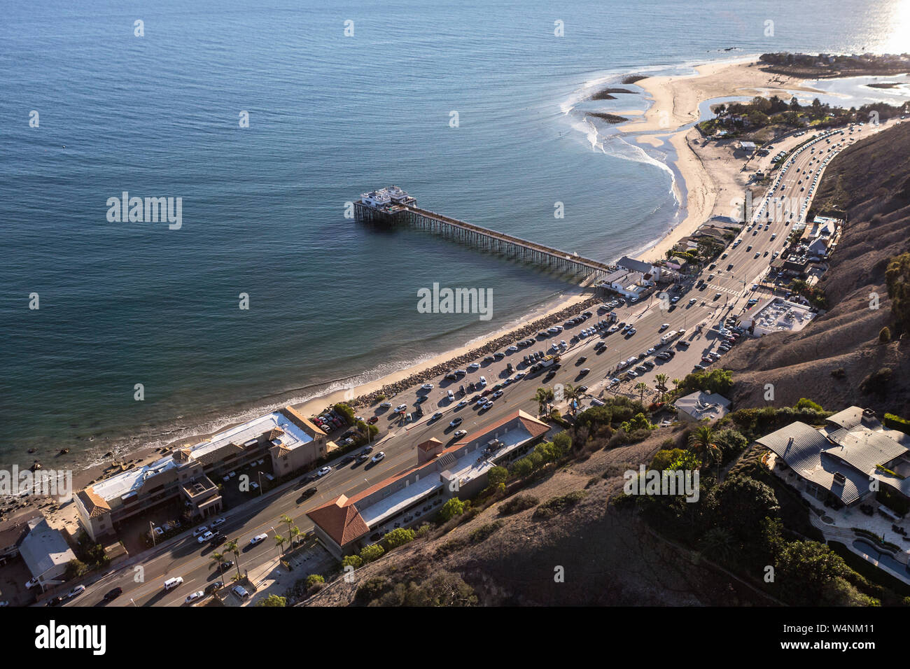 Vue aérienne de la Pacific Coast Highway et scenic Malibu Pier dans le comté de Los Angeles, en Californie. Banque D'Images