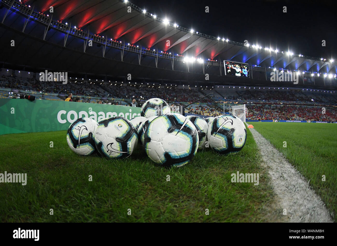 Les ballons de football sur le terrain avant le match Chili X Uruguay pour la Copa America 2019, dans le stade de Maracana. Banque D'Images