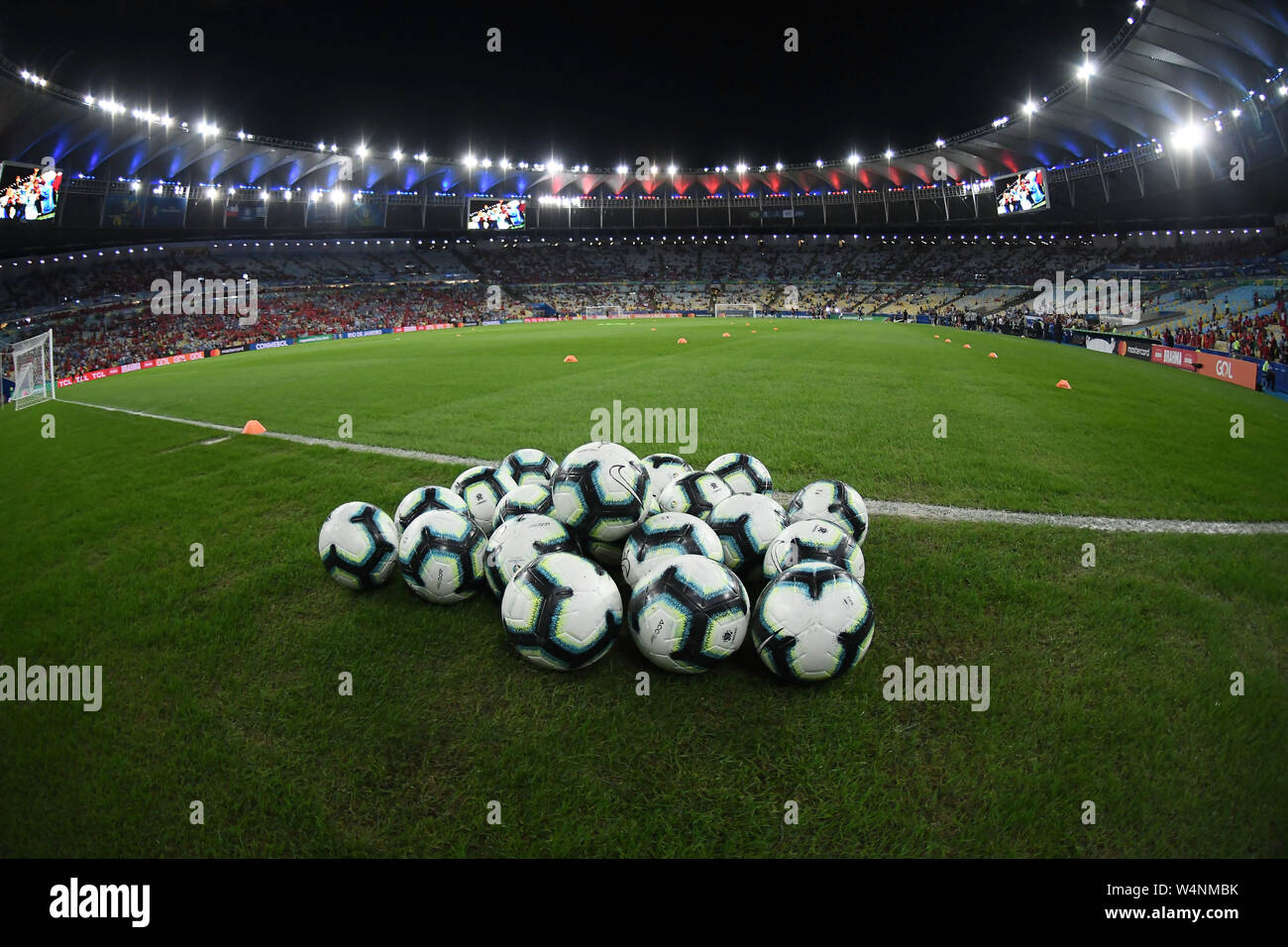 Les ballons de football sur le terrain avant le match Chili X Uruguay pour la Copa America 2019, dans le stade de Maracana. Banque D'Images