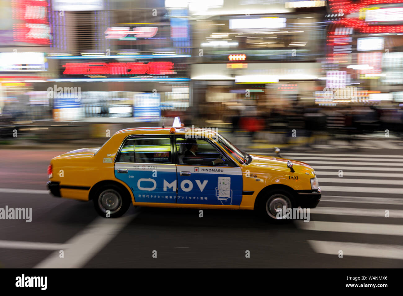 Excès de taxi à travers les rues de Shinjuku, Tokyo. Banque D'Images