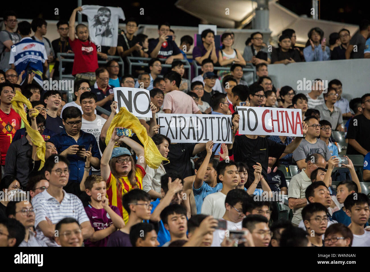 Hong Kong, Hong Kong SAR, Chine. 24 juillet, 2019. Kitchee FC vs Manchester City Football Club amical de pré-saison au stade de Hong Kong, Causeway Bay. Man City beat habitants Kitchee FC 6-1 avec des buts par D.Silva, L.San, R. Sterling, N.Z. Touaizi et I.P. La Rosa. Fans de protester contre le projet de loi sur l'extradition à Hong et les problèmes connexes en espérant que le monde ne préavis. Crédit photo : HKPhotoNews Isaac Lawrence/Alamy Live News Banque D'Images