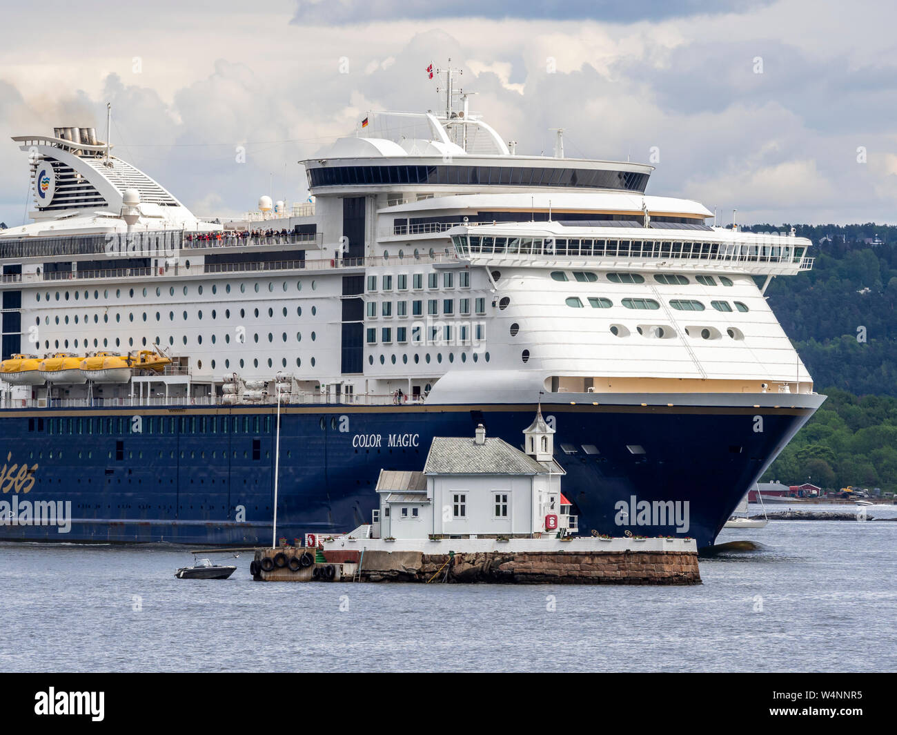 Couleur Ferry ligne passant phare sur island, Oslo - Kiel, la Norvège. Banque D'Images