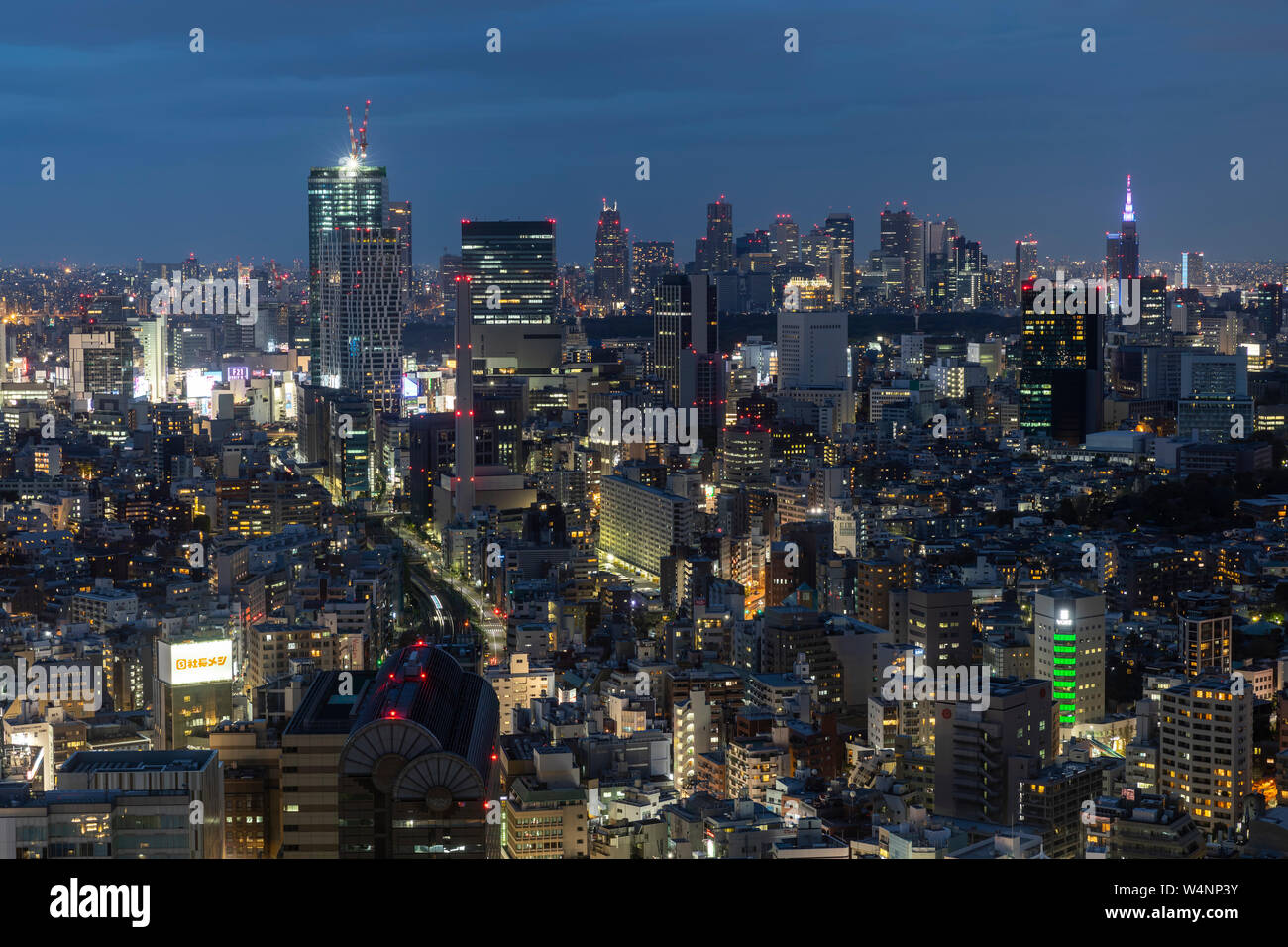 À la recherche sur les toits de Tokyo au coucher du soleil, le Japon. Banque D'Images