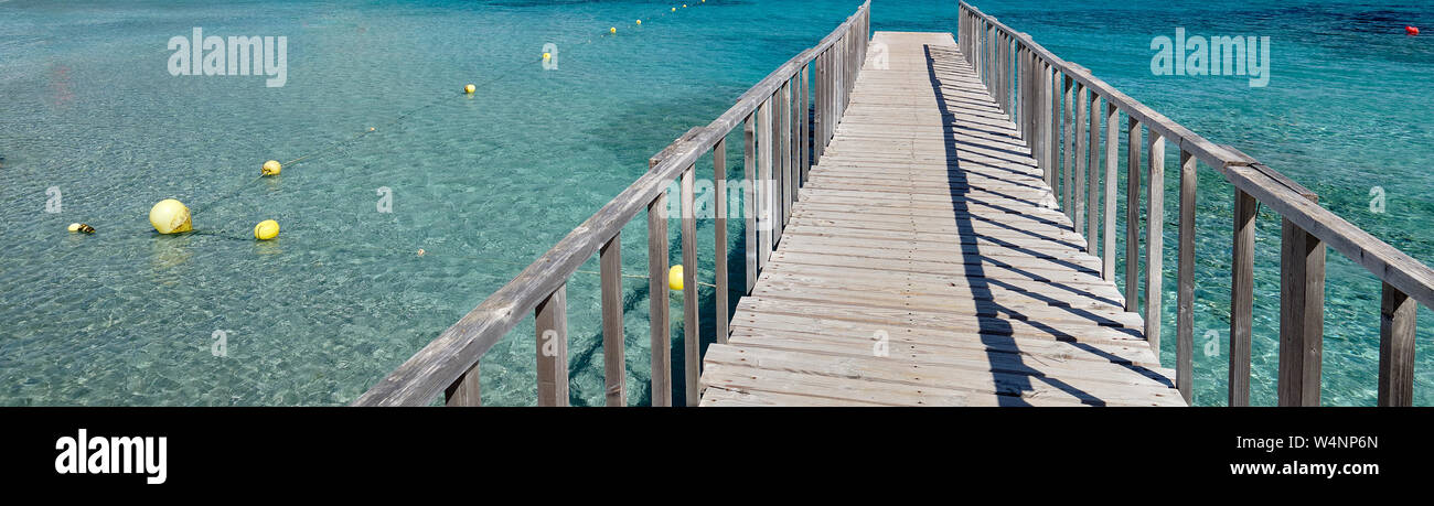 Image panoramique vue décroissants promenade en bois chemin vide par la turquoise Mer Méditerranée, cropped vue large. Palma de Mallorca, Majorque Banque D'Images