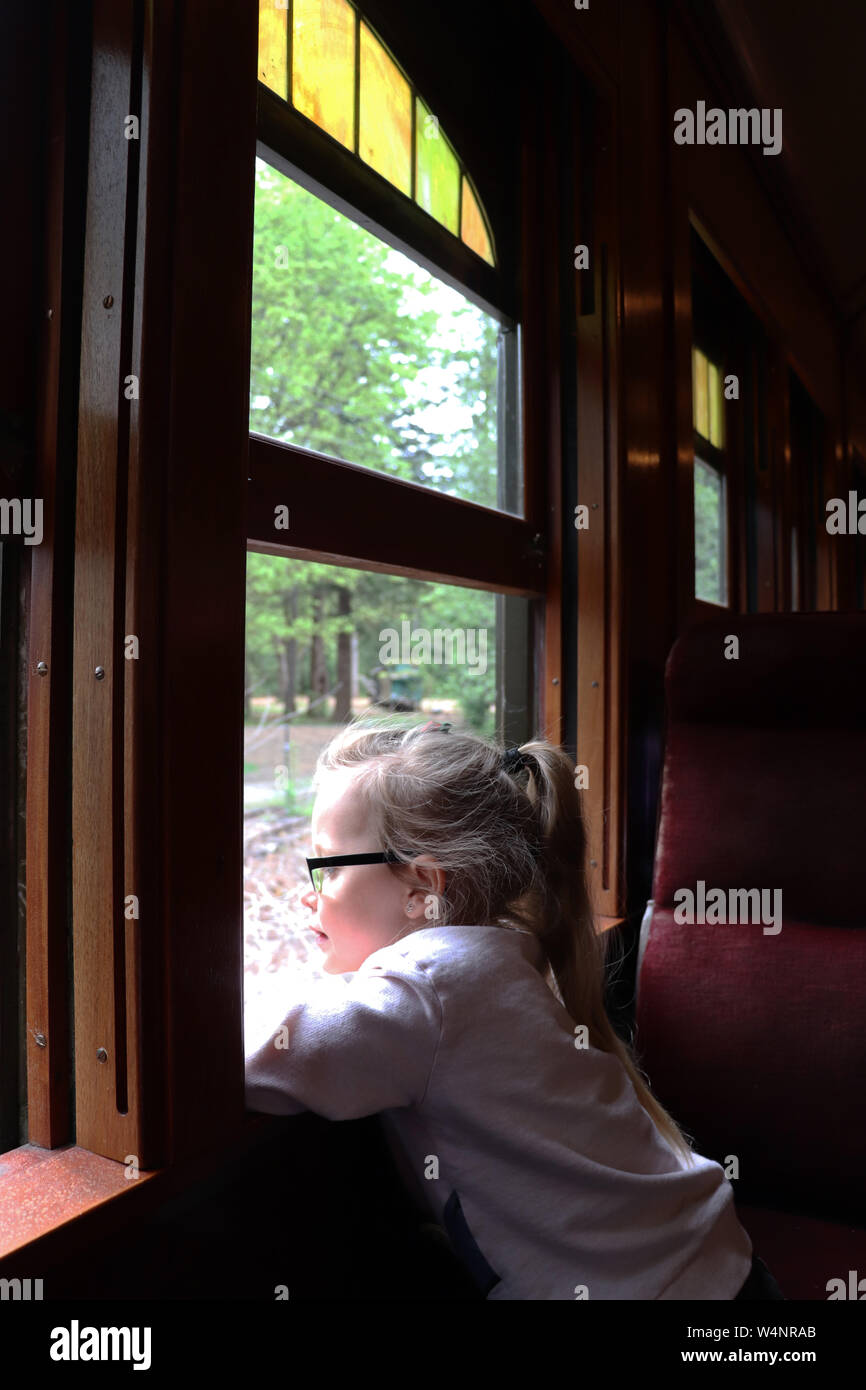 Enfant assis dans un train ancien panier, équitation à travers Snoqualmie, l'état de Washington. Banque D'Images