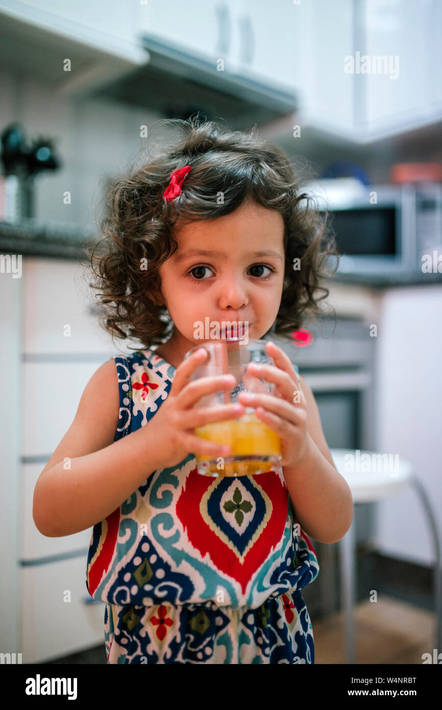 Adorable Petite Fille Boire Un Jus D Orange Photo Stock Alamy