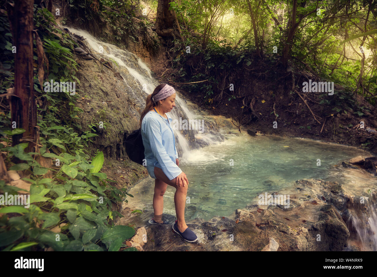 Woman au Mexique à la rivière thermique au forest Banque D'Images