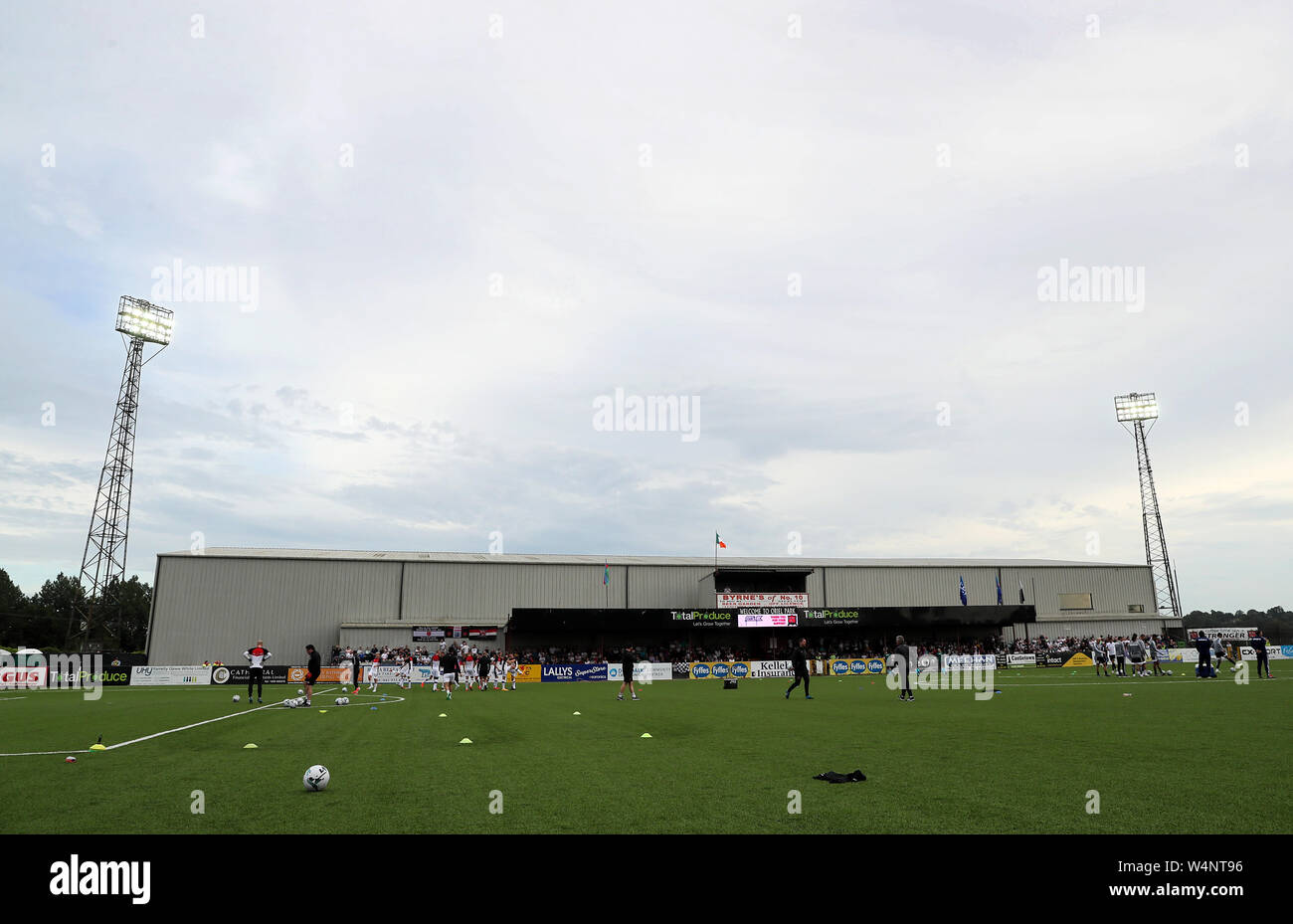 Une vue générale d'équipes en phase de préchauffage à l'Oriel Park lors de la Ligue des Champions, deuxième tour de qualification premier match de jambe à l'Oriel Park, Dundalk. Banque D'Images