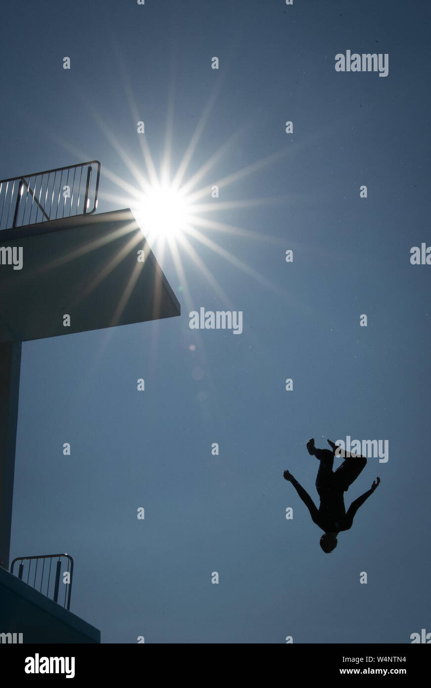 Bielefeld, Allemagne. 24 juillet, 2019. Un nageur passe de la tour de 10 mètres dans une piscine extérieure. Credit : Friso Gentsch/dpa/Alamy Live News Banque D'Images