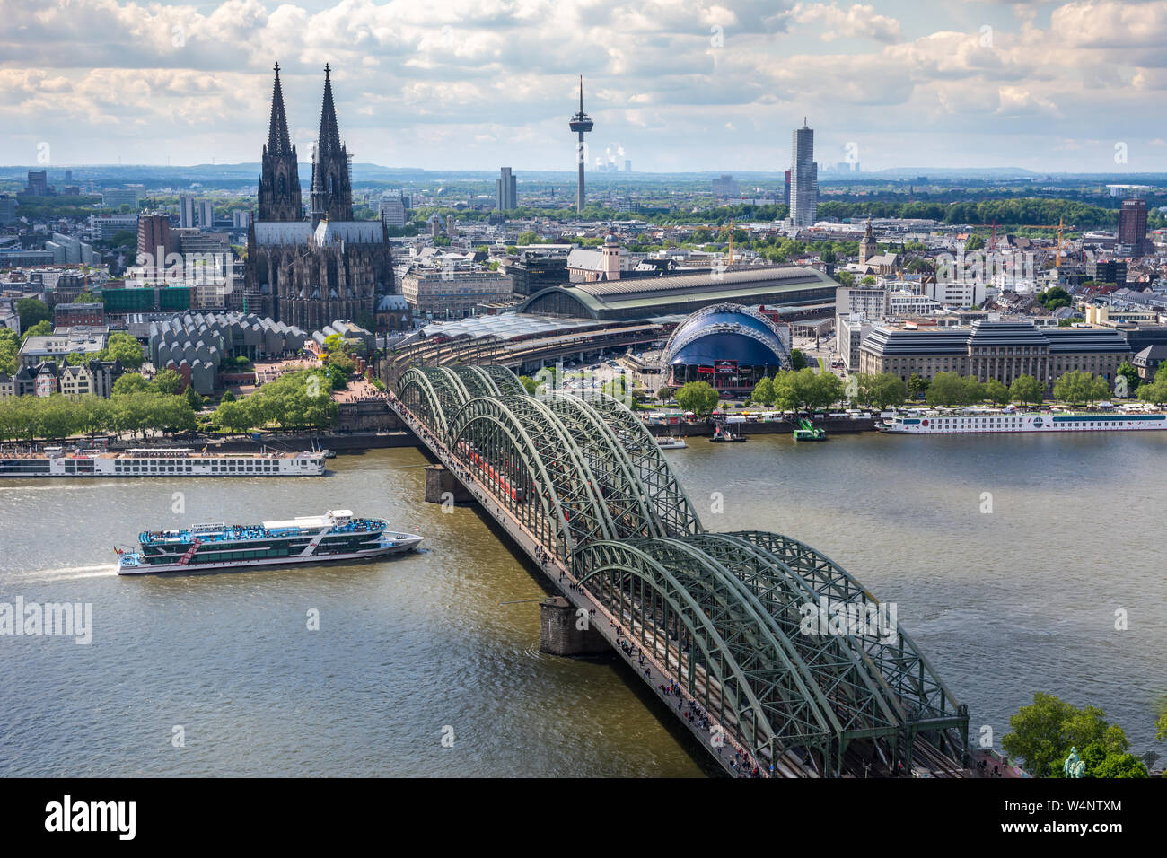 COLOGNE, ALLEMAGNE - le 12 mai : rues de la région de Cologne, Allemagne le 12 mai 2019. Vue depuis la tour Triangle à la cathédrale et pont Hohenzolern. Banque D'Images