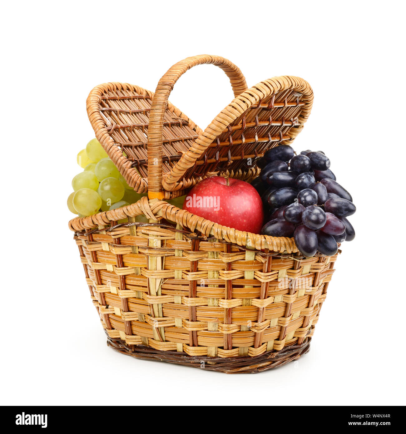 Les fruits (raisins, pommes) willow panier avec couvercle isolé sur fond blanc. Banque D'Images