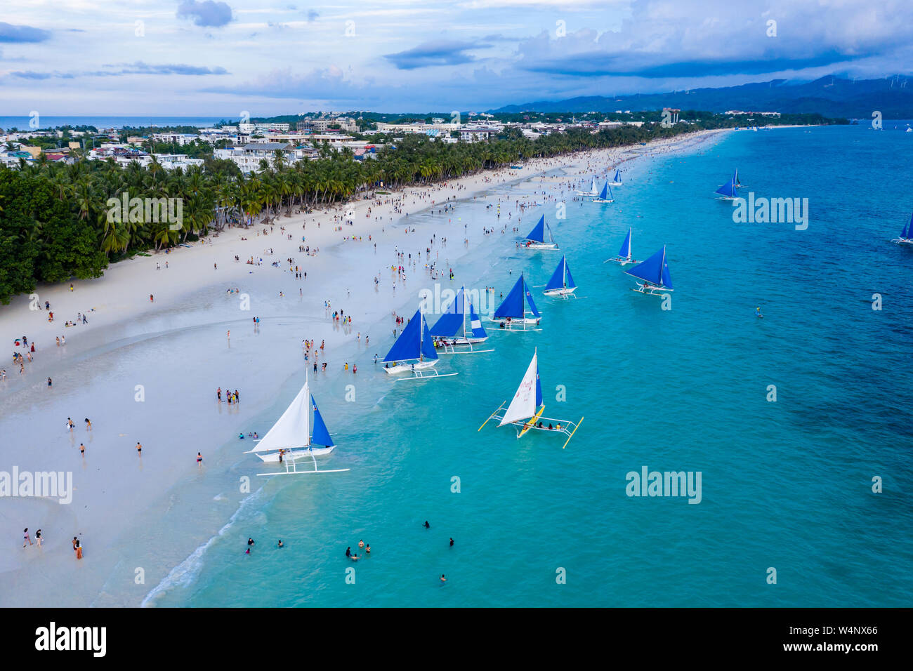 La foule se rassemble sur la plage blanche de Boracay Island pour observer le coucher du soleil. Banque D'Images