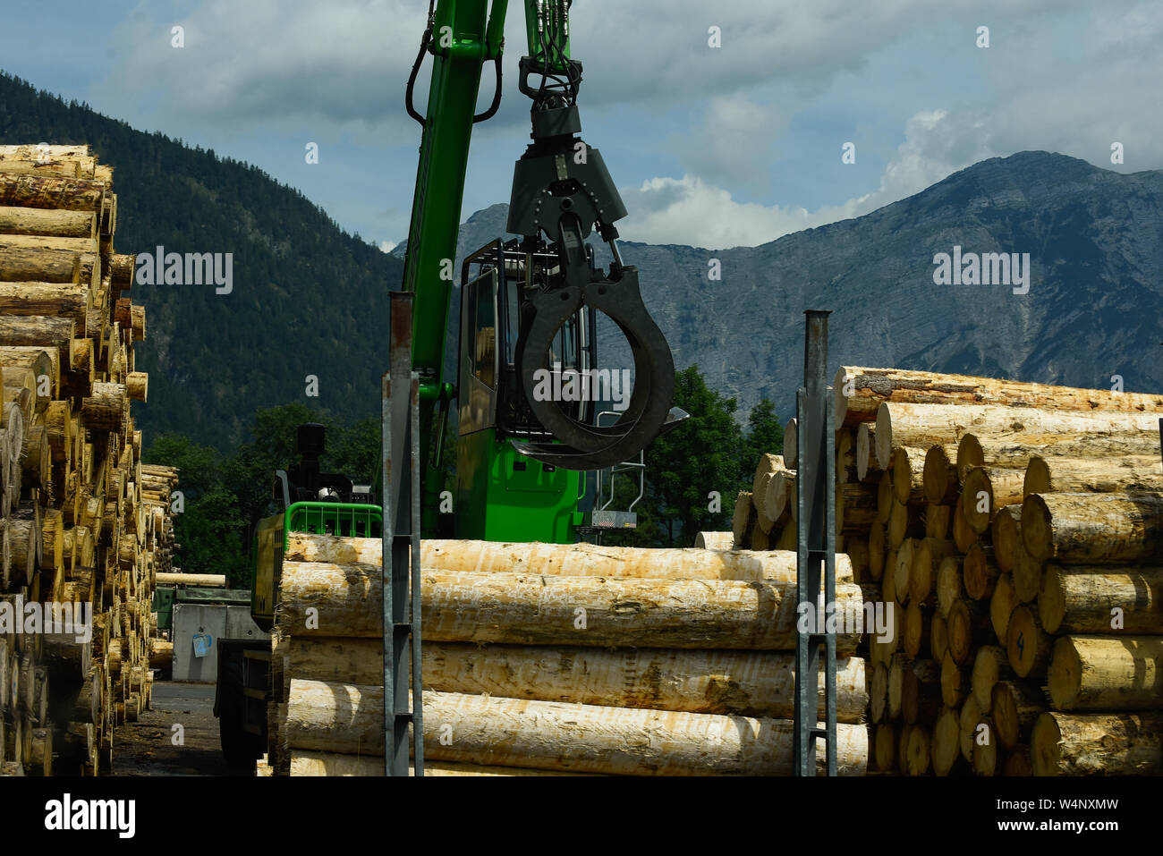 Une grue fonctionnant à un stockage de bois local. Tyrol est un état autrichien de l'ouest des Alpes connu pour ses stations de ski, les chemins de randonnée et de lieux historiques. Banque D'Images