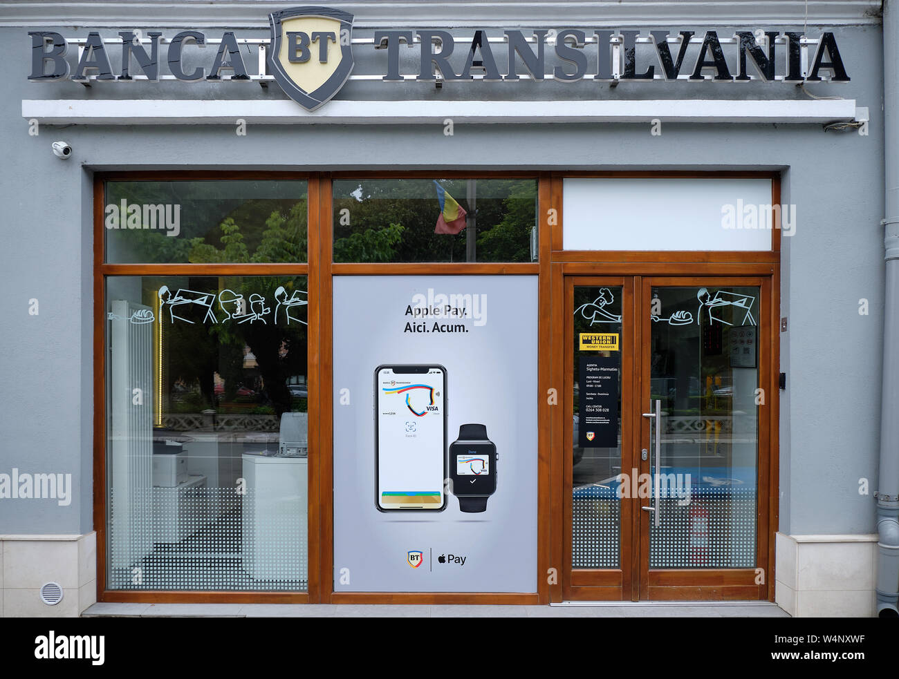 Succursale de Banca Transilvania, avec Apple payer la publicité dans la  fenêtre et reflet de drapeau. Sighet, Roumanie Photo Stock - Alamy