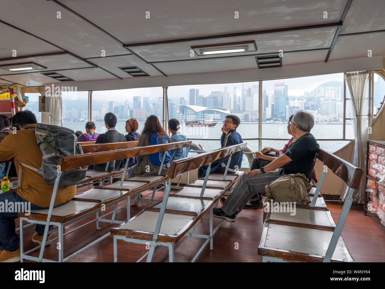 Les passagers sur le Star Ferry entre la centrale et le Terminal de Ferry de Kowloon, Hong Kong, Chine Banque D'Images