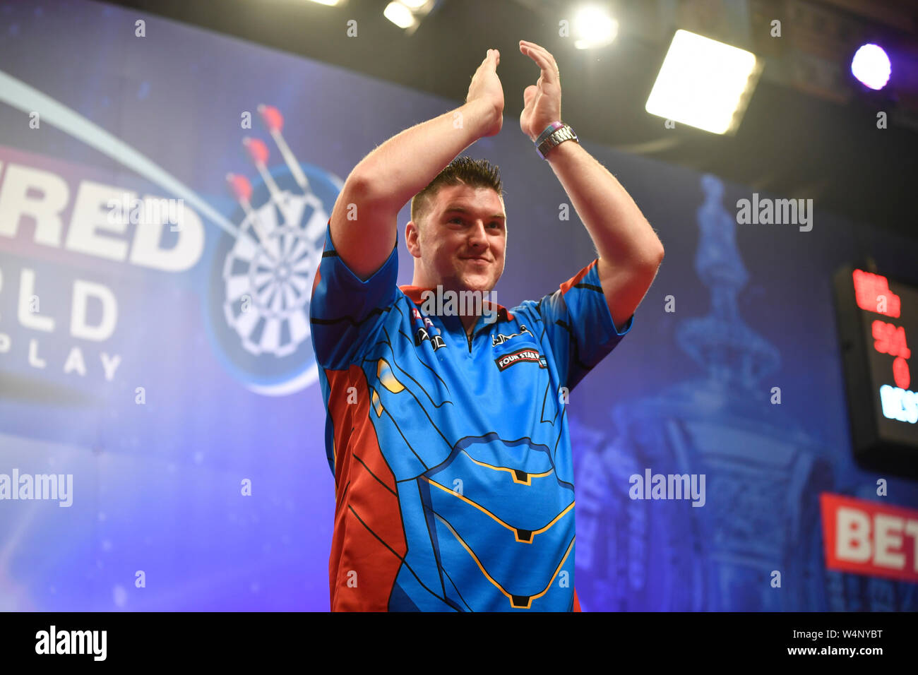 Empress Ballroom Winter Gardens, Blackpool, Lancashire, Royaume-Uni. 24 juillet, 2019. 2019 Betfred World Matchplay fléchettes ; cinq jours ; Daryl Gurney applaudit la foule alors qu'il se prépare pour son match Credit : Action Plus Sport/Alamy Live News Banque D'Images