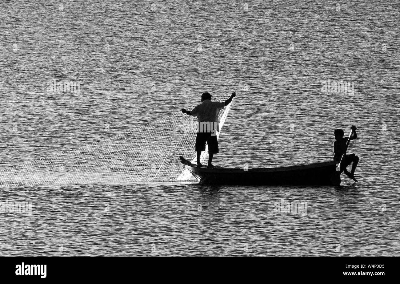 Santarem, 10 septembre 2006. Pêcheur pêchant avec son fils en canot de bois sur la rivière Tapajos, dans l'État de Para, au Brésil Banque D'Images