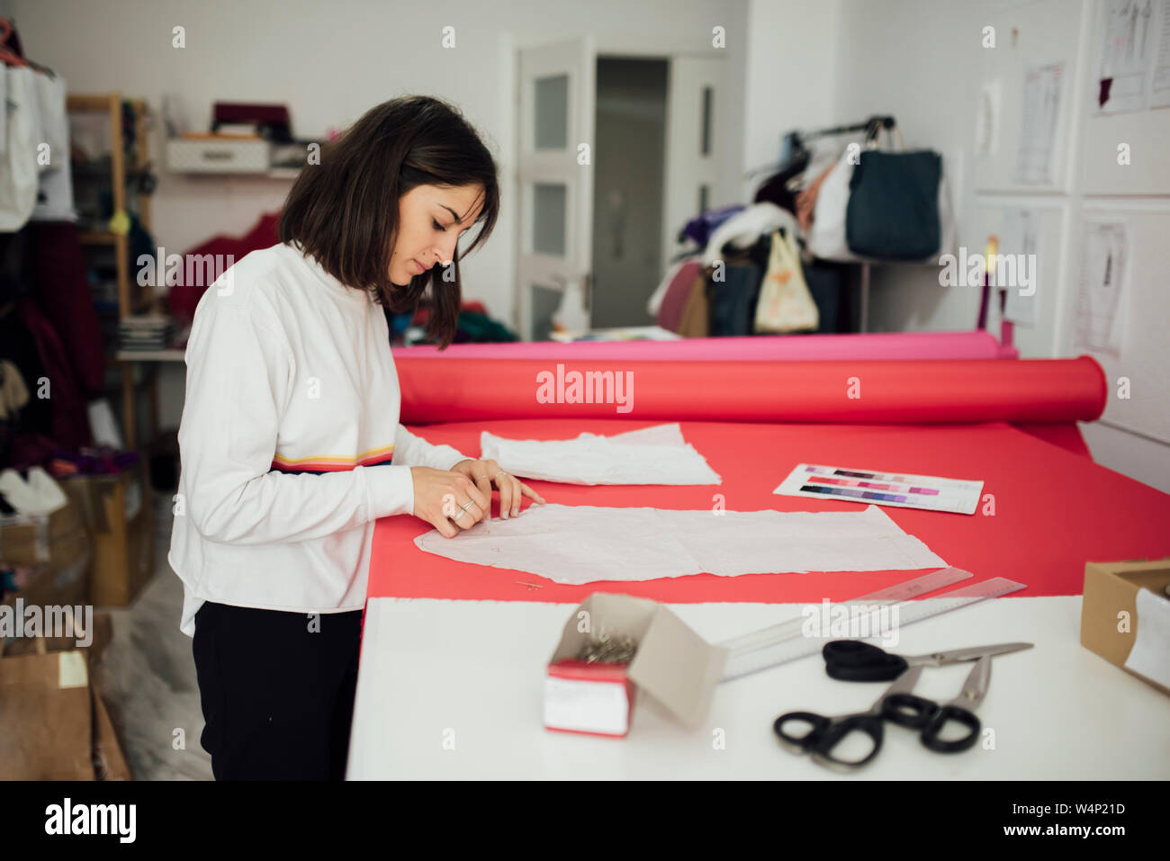 Jeune femme travaillant avec un patron dans un dessin de mode Banque D'Images